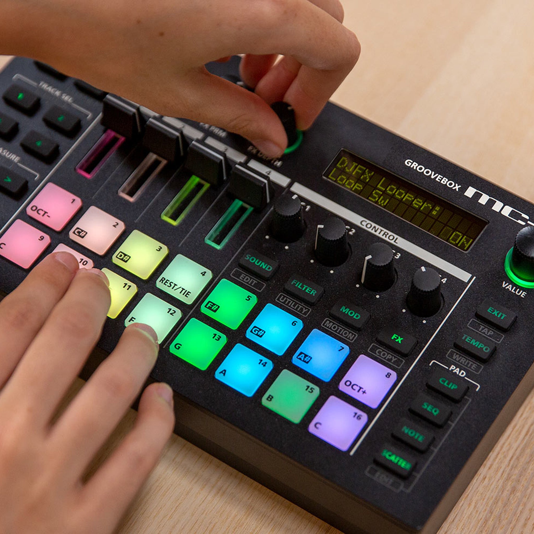 MC-101 - Roland MC-101 Groovebox A1