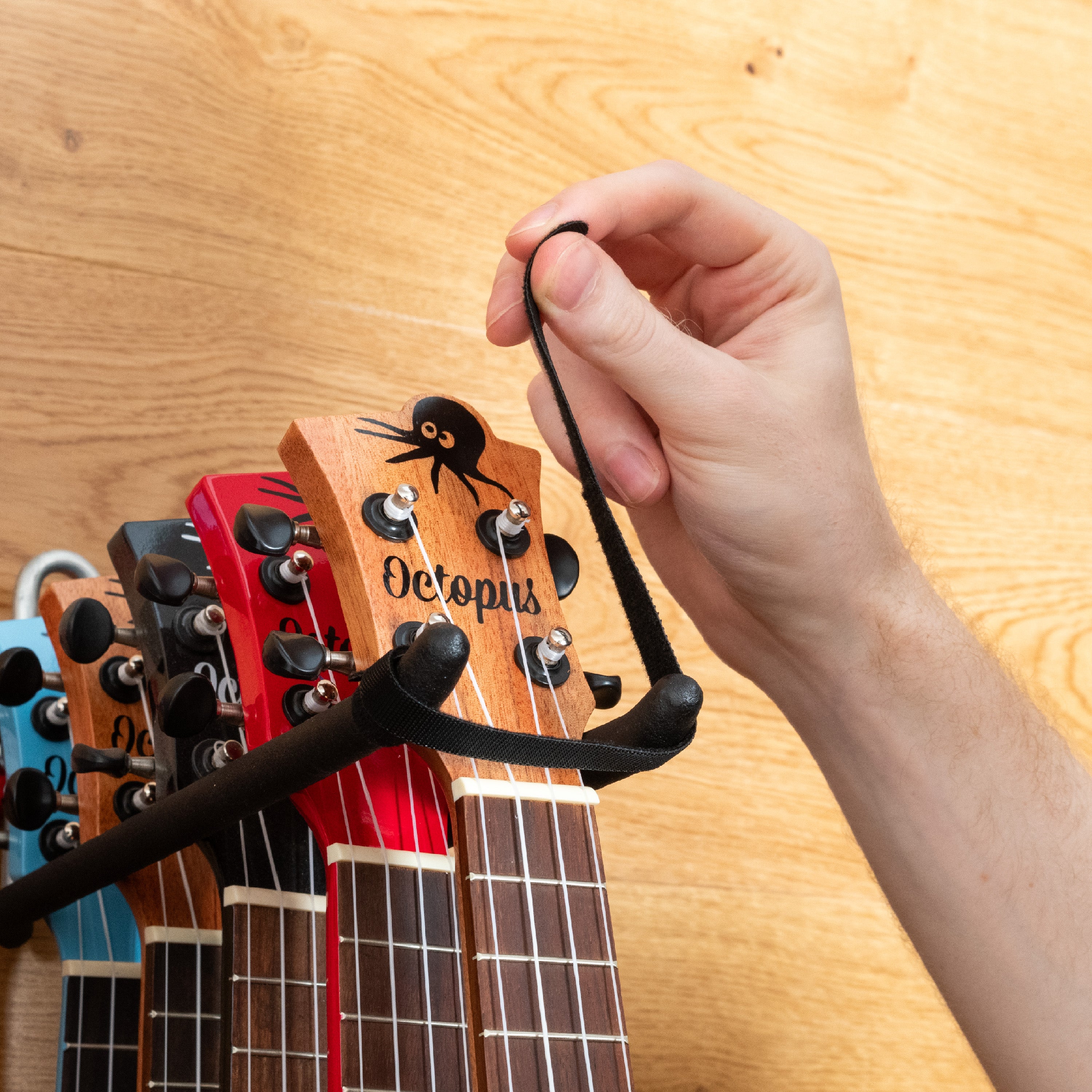 UKU-25-BK,UKU-25-RD - Ukulele wall hanger for up to 25 ukuleles Black / A1