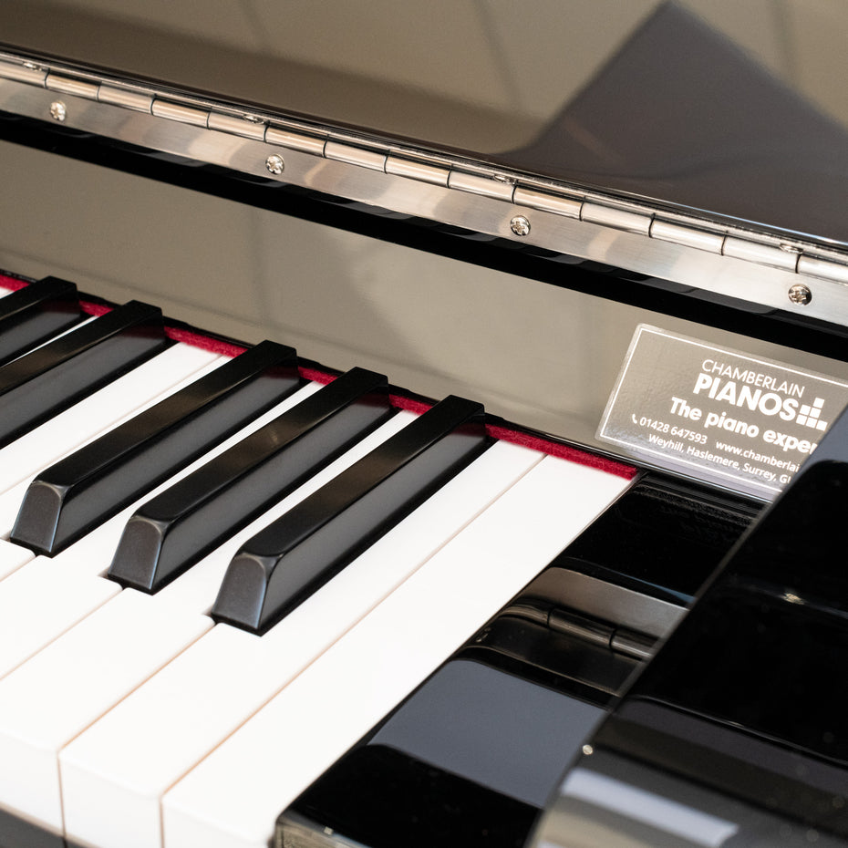 P121M,P121M-PEC,P121M-PWH,P121M-PWC - Yamaha P121 upright piano Polished Ebony with Chrome Fittings