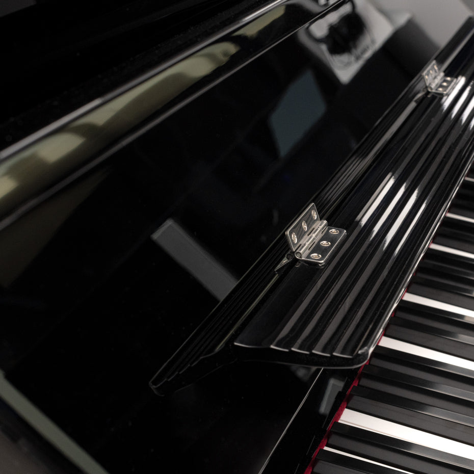 P121M,P121M-PEC,P121M-PWH,P121M-PWC - Yamaha P121 upright piano Polished Ebony with Chrome Fittings