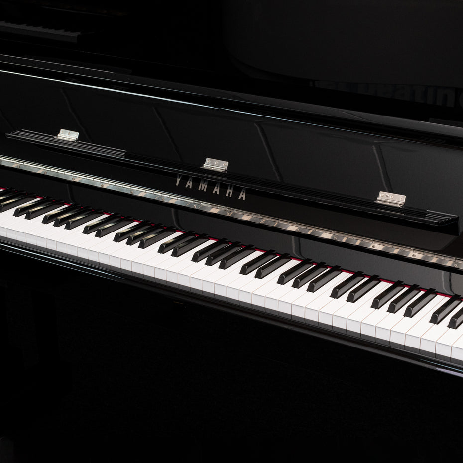 P121M,P121M-PEC,P121M-PWH,P121M-PWC - Yamaha P121 upright piano Polished White with Chrome Fittings